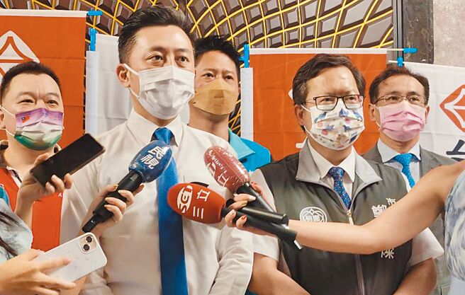 桃园市长参选人林智坚（左二）对于论文门说，国民党没有提出政绩、政见，想用负面选举作为主轴跟基调。（赖佑维摄）