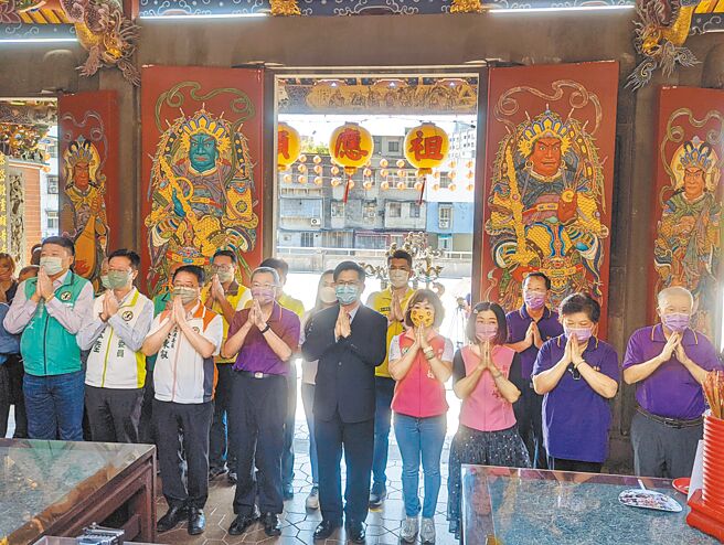 民進黨新北市長參選人林佳龍（中）指出，要讓蘇揆當年在新北市打下的基礎繼續發揚光大。（黃敬文攝）