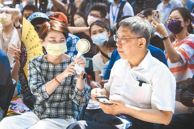 台北捷运公司改造中山站至圆山站之间的线形公园均完工，7月23日至9月30日期间，于圆山线形公园举办「这很臺北－捷运绿廊展望与成果设计展」；台北市长柯文哲（右）与副市长黄珊珊（左）23日一同出席活动，由于天气炎热，黄珊珊拿着小风扇帮市长搧热。（邓博仁摄）