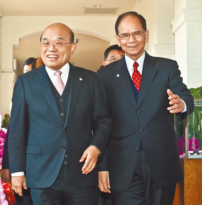 行政院长苏贞昌（左）与立法院长游锡堃（右），都以不入任何竞选团队的方式，投入绿营辅选列车。（本报资料照片）