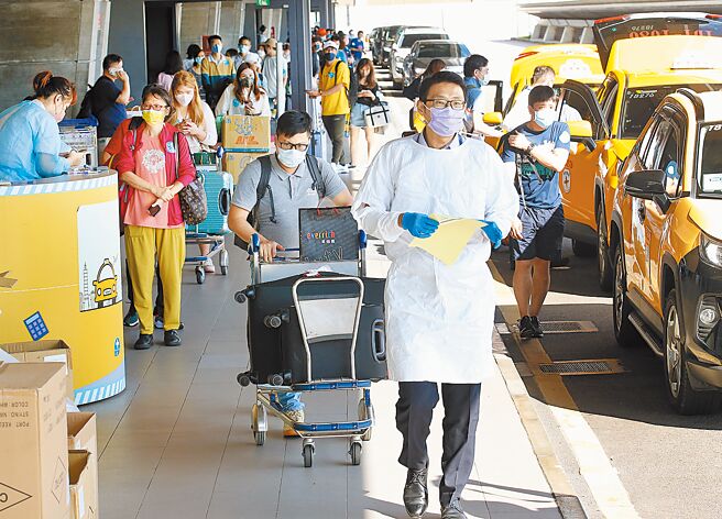 中央流行疫情指挥中心23日公布国内新增22595例新冠肺炎确定病例。指挥中心发言人庄人祥透露，辉瑞幼儿疫苗已完成紧急使用授权（EUA）申请补件，正在签约中。（范扬光摄）