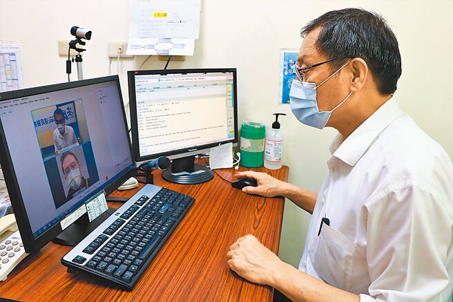 新冠肺炎疫情爆发后，为减少医疗量能负荷，卫福部开放轻症患者开始使用远距医疗服务。去年三级警戒时，东港安泰医院启动远距医疗，藉此降低慢性病患者到院感染的风险。（本报资料照片）