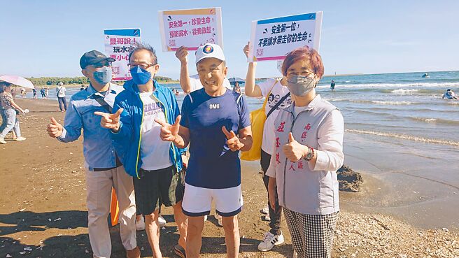 二度参选台南市长的林义丰（前排右二）23日在沙滩直播，呼吁关心溺水案件。（程炳璋摄）