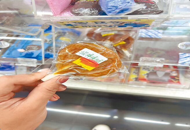 近年飼養毛孩蔚為主流，方便又保鮮的散裝寵物食品自然成為飼主心頭好，卻有許多不良廠商不願清楚標示成份和產地，導致毛孩吃後拉肚子。（台北市議員楊靜宇提供／黃婉婷台北傳真）