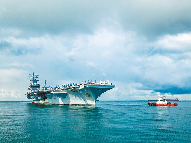 美國航空母艦「雷根號」抵達新加坡樟宜海軍基地，這是2019年以來，首次有美國航艦停靠星國。（摘自美國國防部官網）
