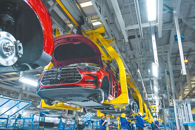 近期多家企業高管指出，去年曾造成嚴重困擾的「晶片荒」，目前已經有所緩解。圖為深圳比亞迪總部，產線正在組裝新能源車。（新華社）