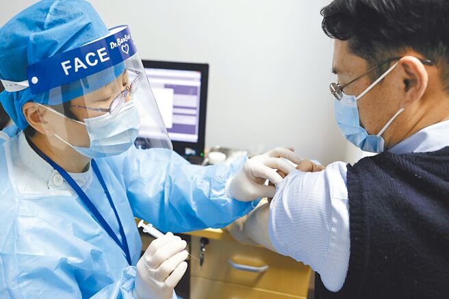 大陆现职的「党和国家领导人」都已完成新冠疫苗接种，且接种的都是大陆国产疫苗。图为上海台胞接种新冠疫苗。（中新社）