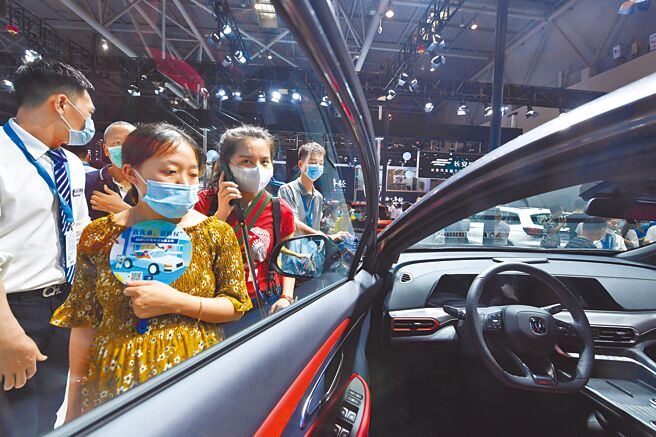 大陆官方不再宣传《中国制造2025》计画，但仍继续以补贴特定科技产业，诸如电动车和晶片。图为大陆首款搭载国产AI芯片的智能汽车2020年亮相重庆汽车展。（中新社）