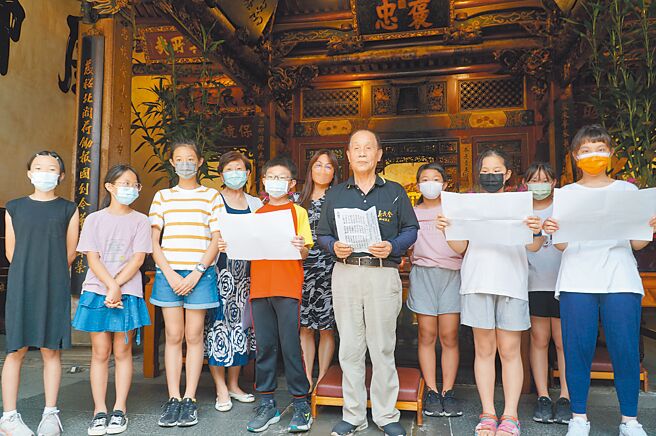 义民庙首度遴选轮值祭典区内的学生担任祝祷生、礼生，祭典前夕在庙内实地彩排。（新竹县府提供／邱立雅竹县传真）
