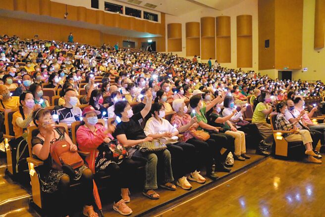 旺旺文教基金会与中国时报、中国电视、桃园市议会等共同举办「让孝顺成为一种习惯」公益演唱会，今年度第6站在桃园中坜登场，现场迎来1000名志工热情参与。（蔡明亘摄）