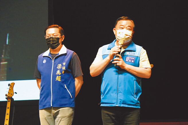 旺旺文教基金会「让孝顺成为一种习惯」公益演唱会23日在中坜演艺厅登场，桃园市议会议长邱奕胜（右）到场参与。邱表示能在疫情时走出家门，听富有韵味的老歌纾压，是非常有意义的活动。（蔡明亘摄）