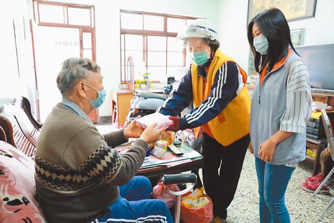 新竹市政府大力推动长照送餐服务，召集社区热心志工加入送餐行列，打造全年无休的暖心服务。（新竹市政府提供／陈育贤新竹传真）
