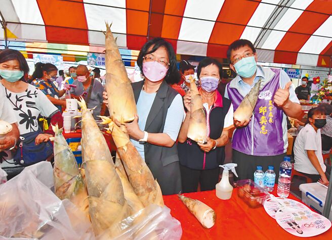 彰化县花坛乡曾是全台三大竹笋产地，目前种植122公顷，花坛乡公所和农会23日举办花笋节，县长王惠美（前左一）推广多吃竹笋。（吴敏菁摄）