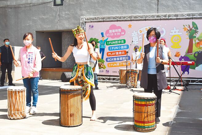 彰化縣長王惠美23日持續勤跑基層，爭取鄉親繼續支持打造「美好彰化」。（吳敏菁攝）