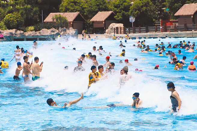 台中市丽宝乐园指出，昨天水陆双园涌入大批人潮，创今年以来入园新高锋，预估大约有近万人入园消暑。(丽宝乐园提供／陈世宗台中传真）
