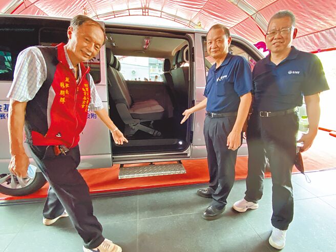 机电业者为若竹儿换新车还附加升降踏板，嘉义若竹儿智能发展中心负责人林朋辉（左）很感动。（廖素慧摄）