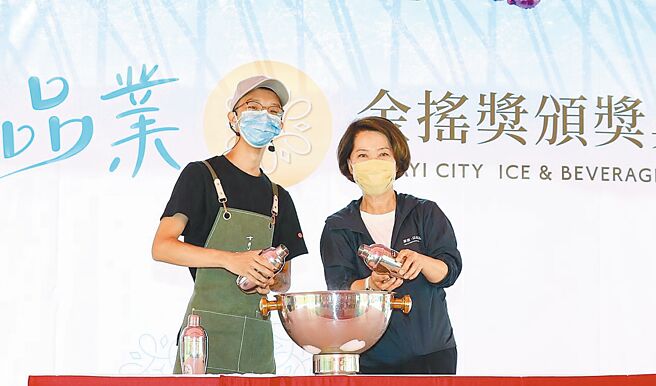 嘉义市副市长陈淑慧（右）期勉饮料冰品业者持续重视食安。（廖素慧摄）