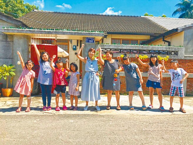 高雄市文化局「以住代护」7月再次成功媒合25户「五年驻村」的产业进驻计画，包括独立书店、影视产业、特色餐饮、花艺、工艺、民宿及文创等各类产业，打造南方文化沙龙匯聚之地。（高市文化局提供／袁庭尧高雄传真）