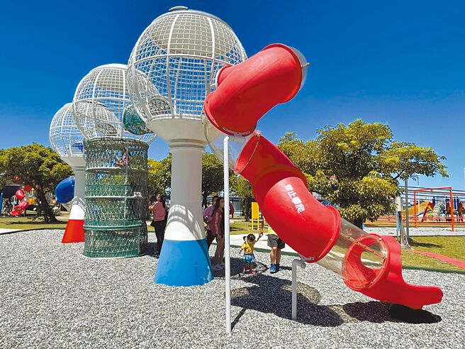 台湾中油为了回馈地方同时带动当地发展与高市府共同打造的「中油海洋天堂休憩园区」23日正式揭牌启用，园区内打造多达17项游具设施及体健设施，让亲子可以在海景第一排尽情玩乐。（洪浩轩摄）