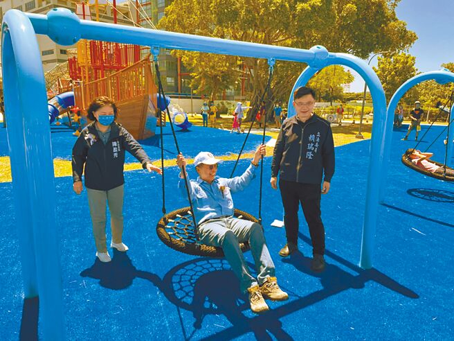 台湾中油为了回馈地方同时带动当地发展与高市府共同打造的「中油海洋天堂休憩园区」23日正式揭牌启用，园区内打造多达17项游具设施及体健设施，让亲子可以在海景第一排尽情玩乐。（洪浩轩摄）