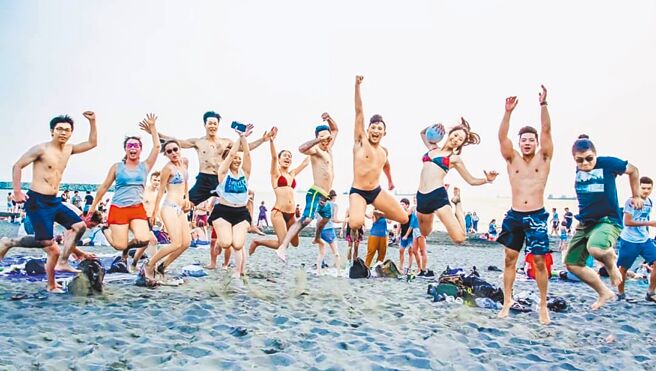 交通部观光局7月15日推出「悠游国旅」优惠后，高市府加码推出「周间补到千」、「周五又补五」国旅补助方案，大幅振兴高雄观光产业。（高市府观光局提供／洪浩轩高雄传真）