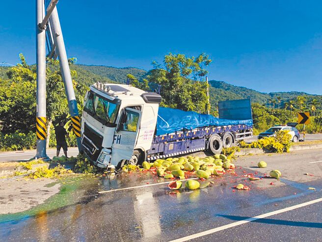 台东市青海路1辆载满西瓜的大货车23日自撞分隔岛，车毁、西瓜掉满地。（台东警分局提供／蔡旻妤台东传真）