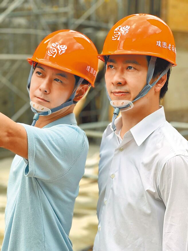 林志颖车祸后，弟弟林志鑫（右）替病榻中的哥哥面对媒体。（摘自脸书）