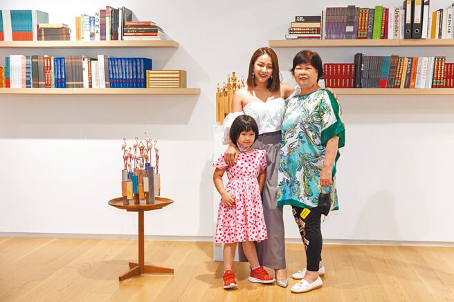 賴慧如（中）昨帶著阿嬤和女兒一起出席活動。（寶吉祥藝術中心提供）