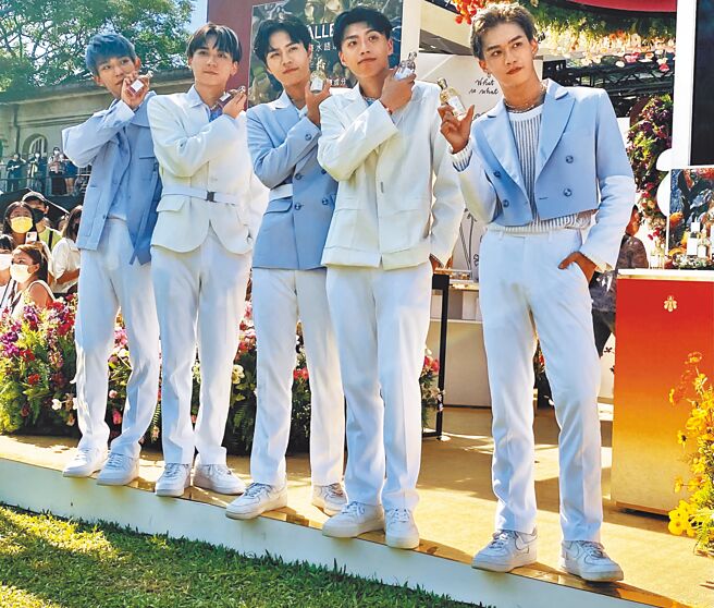 《原子少年》的「地球」成员林焕钧（左起）、周祖安、林佳辰、黄文廷、周子翔昨出席品牌快闪活动。（郑宜熏摄）