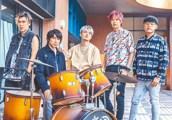 八三夭正全力备战演唱会，左起小橘、霸天、阿电、阿璞、刘逼。（粘耿豪摄）