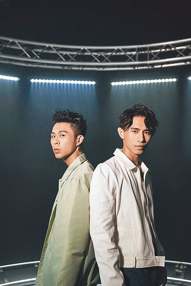 同理（左）、柏霖近来替运动实境节目演唱片头曲，秀出热血棒球魂。（索尼音乐提供）