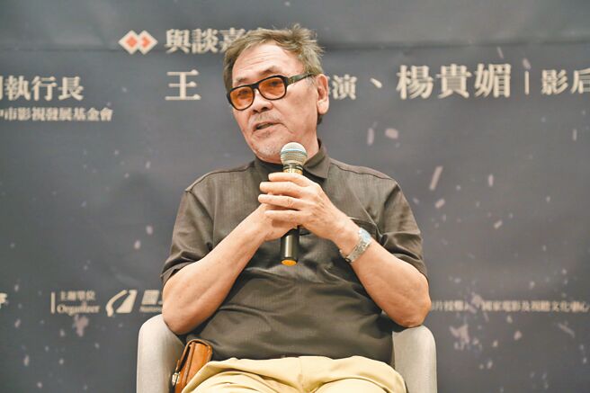 导演王童分享当年拍摄《无言的山丘》幕后花絮。（国立臺湾美术馆提供）