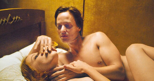 莎斯基亚罗丝达尔（下）与影帝汤姆希林在片中上演激情热恋。（图／海鹏提供）