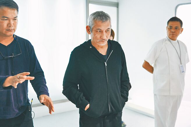 名导徐克（中）执导《七人乐队》中的压轴短片《深度对话》。（华映提供）