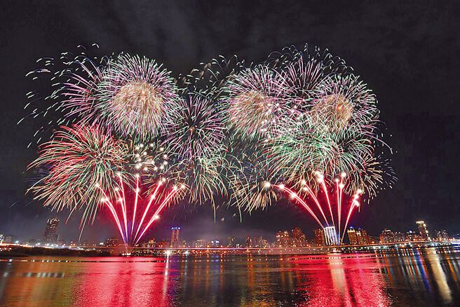 烟火秀照亮整个台北水岸夜空，让所有人都感到浪漫又幸福。（臺北市政府观光传播局提供）