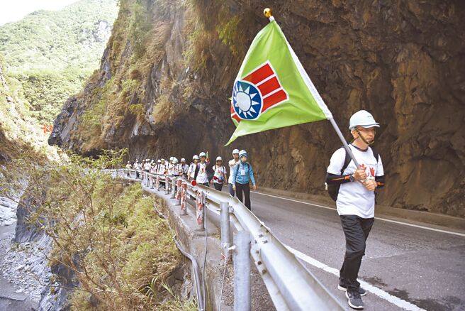 救国团王者之路─中横健行队风华再现。（救国团提供）