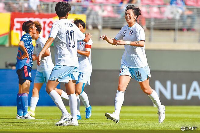 中华女足后卫苏芯芸（右）率先顶开日本大门后，与队友庆祝进球。（东亚足联提供）