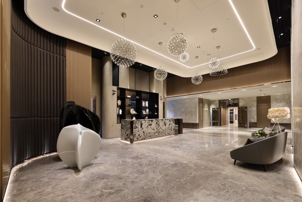 一樓大廳擺放建築女帝札哈‧哈帝(Zaha Hadid)大型花器Flow藝術品，三樓百坪單層私人公設會所，回家像渡假，每天都能享受高質感與品味的都會生活。(照片/得邦廣告提供)
