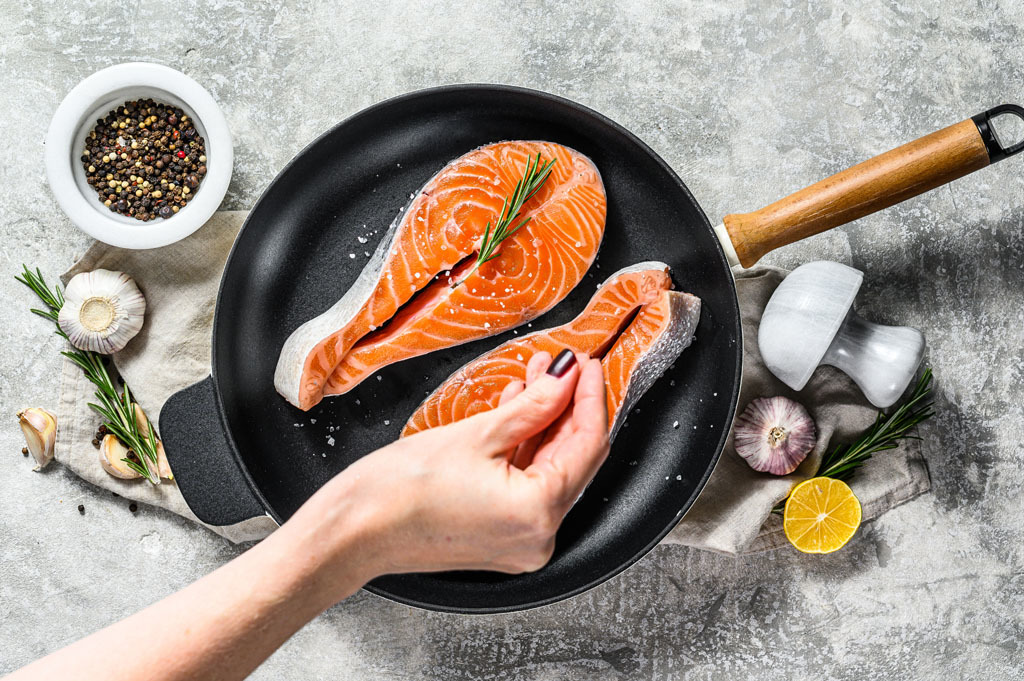鮭魚含有優良脂肪和維生素D，能幫助維持肌肉功能，以及促進肌肉分泌生長激素。（示意圖／達志影像）