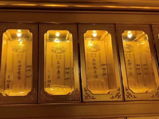 玄奘寺供奉牌位的南京市民吴啊萍是一名患有精神疾病的护士，因为了解南京大屠杀的歷史后心理产生阴影，一直噩梦缠身，希望供奉5名侵华日军战犯来「解冤释结」。（图／腾讯网）