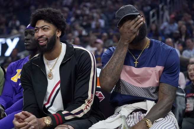 不知道詹姆斯(右)听到湖人总教练汉姆这番言论有何感想。(美联社资料照)