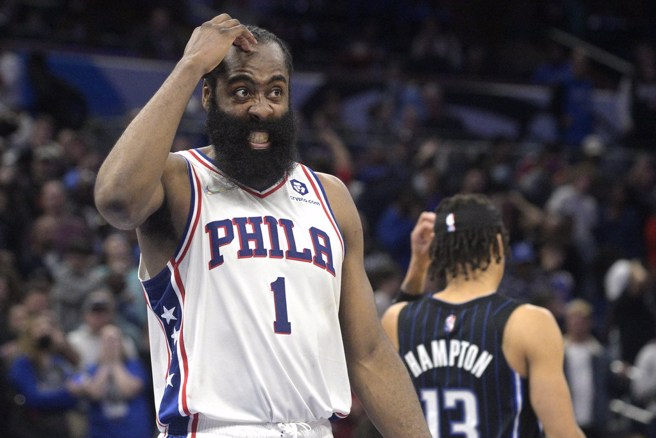 哈登下季降薪牺牲自己行为被说成作假。(美联社资料照)