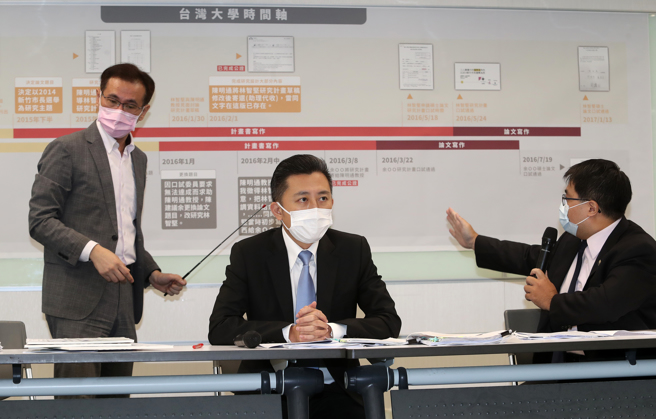 林智堅與立委鄭運鵬高調開記者會自稱清白，事後網路上滿滿都在酸「林智堅無法自己解釋自己論文內容，還得靠鄭運鵬代為發言」。（資料照/劉宗龍攝）