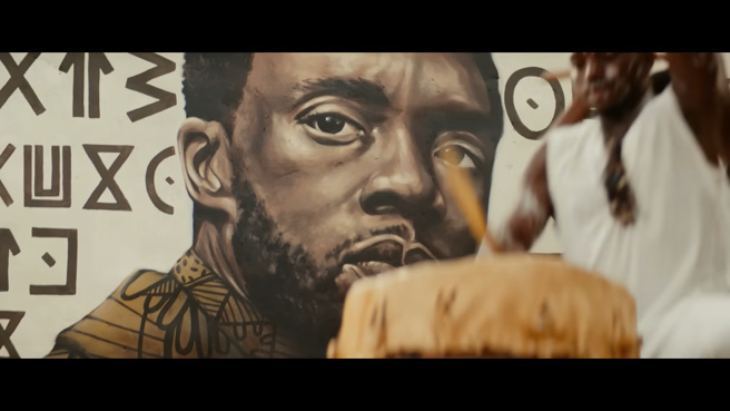《黑豹2》前導預告曝光，赫見查德維克巨幅畫像。(翻攝自MarvelTW YouTube頻道)