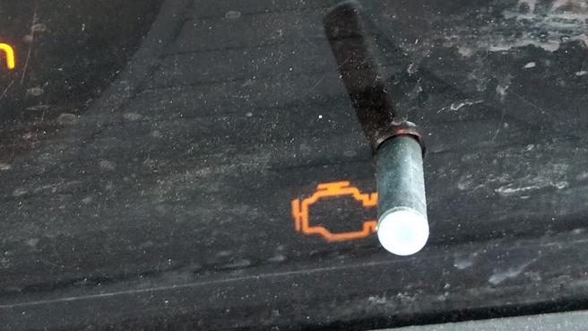 一名男网友表示，日前早上开车出门，才开到一半车速就慢下来，看到仪表板亮起一个从未看过的警示灯。（图／示意图，达志影像）