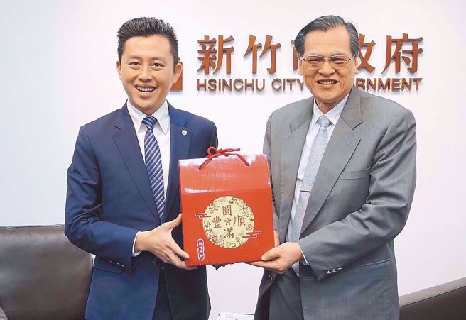 民进党桃园市长参选人林智坚（左）与国安局长陈明通（右）。（本报资料照）