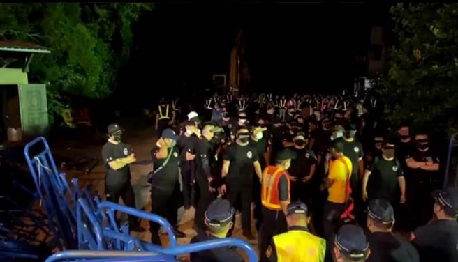 多名身穿黑衣的保全人员涉暴力事件。（翻摄照片／李京升苗栗传真）