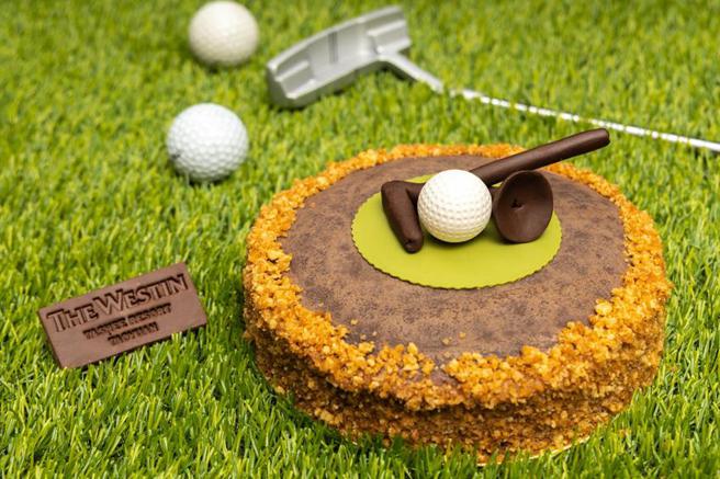 （大溪笠復威斯汀酒店推出父親節擬真主題蛋糕「高球巧克千層蛋糕」，預購並完成付款可享8折優惠。圖／大溪笠復威斯汀酒店提供）