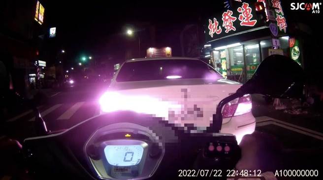 李姓男子再度酒駕，這次他是因為跨越停止線停等紅燈，且於綠燈亮起時仍未行駛，警察上前關心，發現他在駕駛座上昏睡。（翻攝照片／林瑞益高雄傳真）