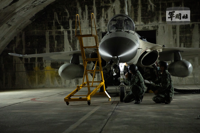 图为地勤人员进行飞行前检查。（军闻社提供）
